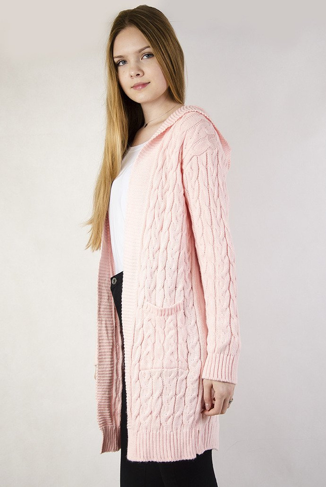 Różowa narzuta sweterkowa, ze splotem warkoczem