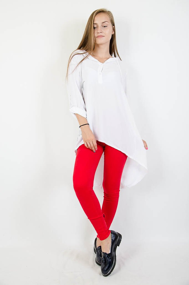 Biała asymetryczna bluzka z kapturem oraz napisami