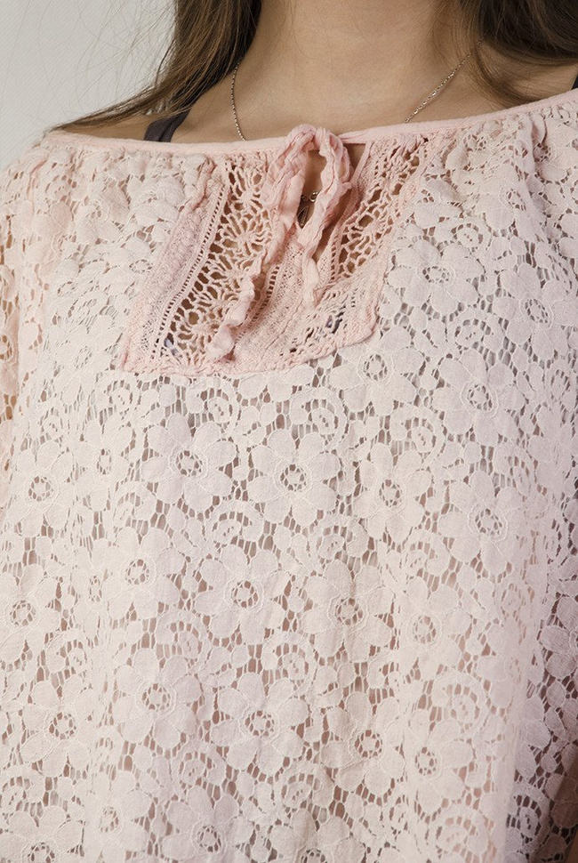 Jasnoróżowa bluzka ażurowa, z hiszpańskim dekoltem