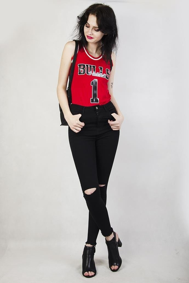 Czerwone body z napisem "BULLS"