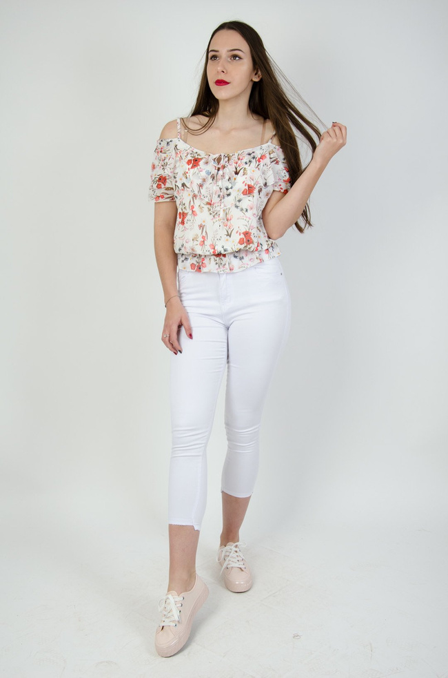 Białe wyszczuplające spodnie z asymetryczną nogawką