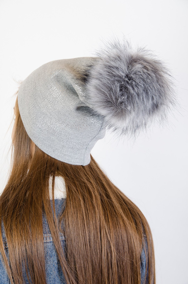 Jasno szara czapka pokryta brokatem z pomponem