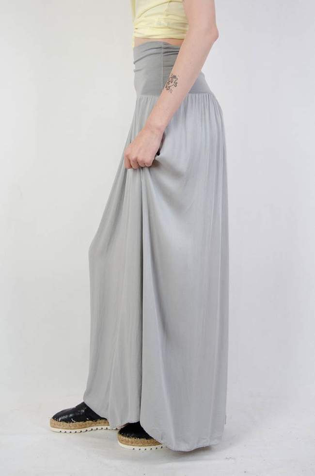 Długa zwiewna szara spódnica z szerokim pasem