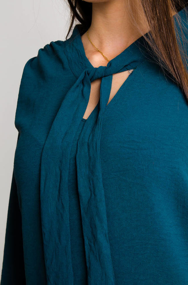 ZIELONA BLUZKA NA DŁUGI RĘKAW Z WIĄZANIEM PRZY DEKOLCIE