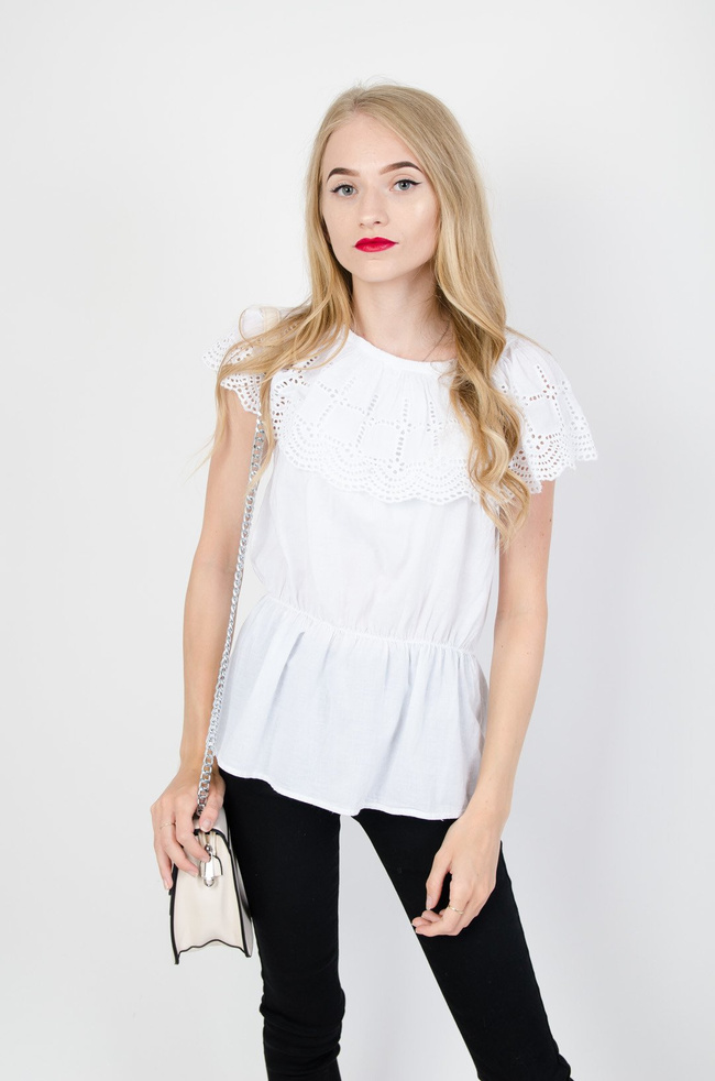 Biała bluzka z ażurowym hiszpańskim dekoltem i gumką w talii