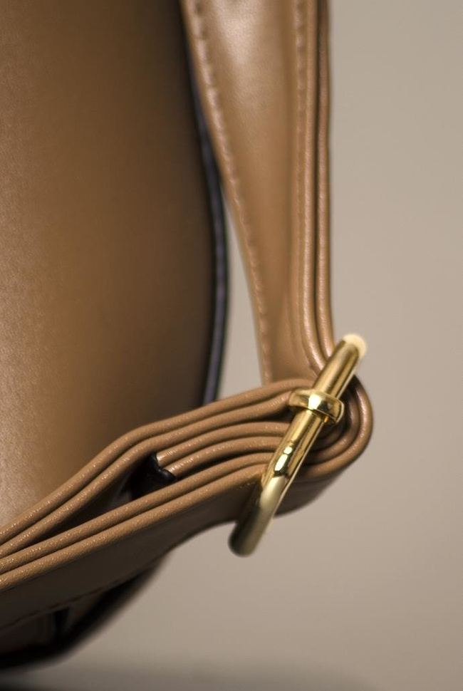 Beżowa torebka na ramię z regulowanym paskiem