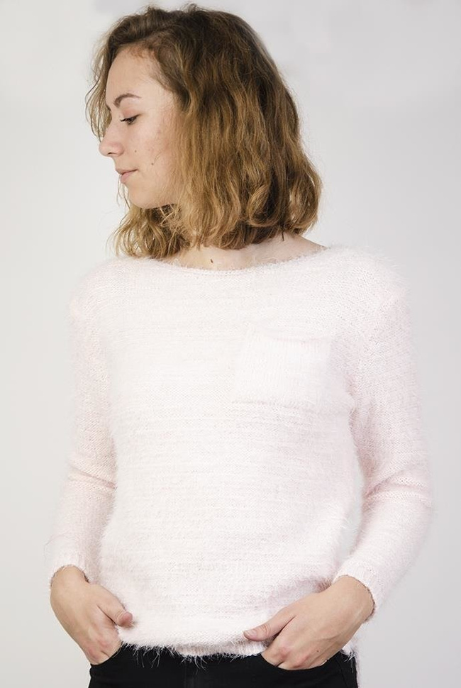Jasnoróżowy włochaty sweterek z kieszonką