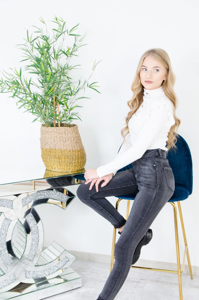 BIAŁA PRĄŻKOWANA BLUZKA Z FALBANKAMI-PÓŁGOLF