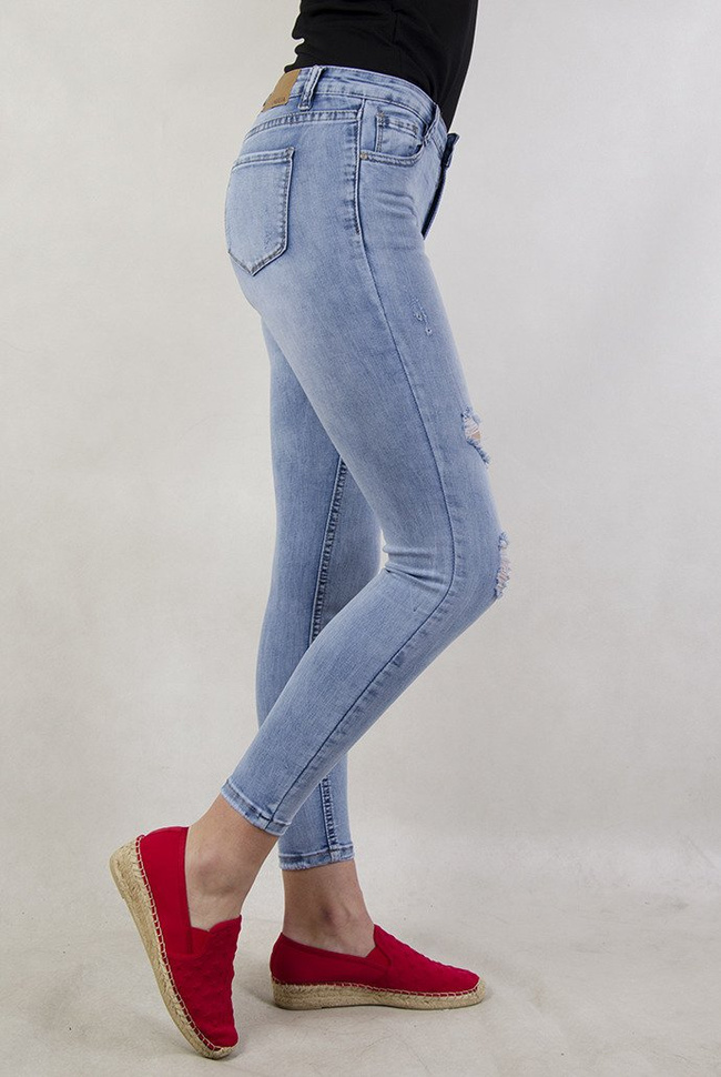 Jasne spodnie z dziurami, przylegające