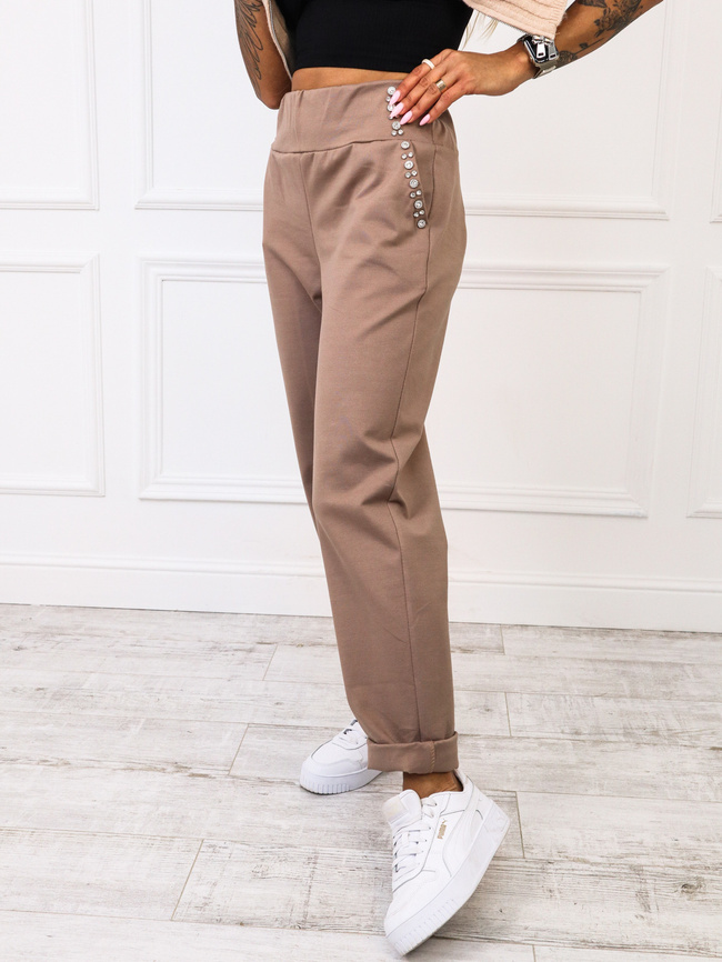MATERIAŁOWE SPODNIE Z OZDOBNYMI CEKINAMI PRZY KIESZENIACH- JASNY BRĄZ