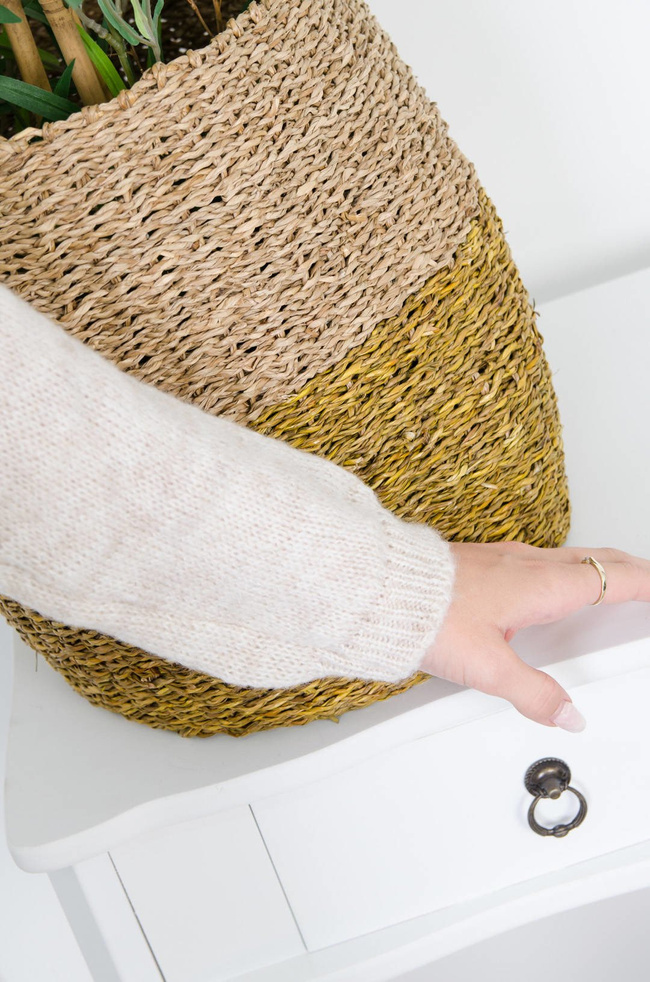 BEŻOWY LUŹNY SWETER Z DEKOLTEM W SZPIC