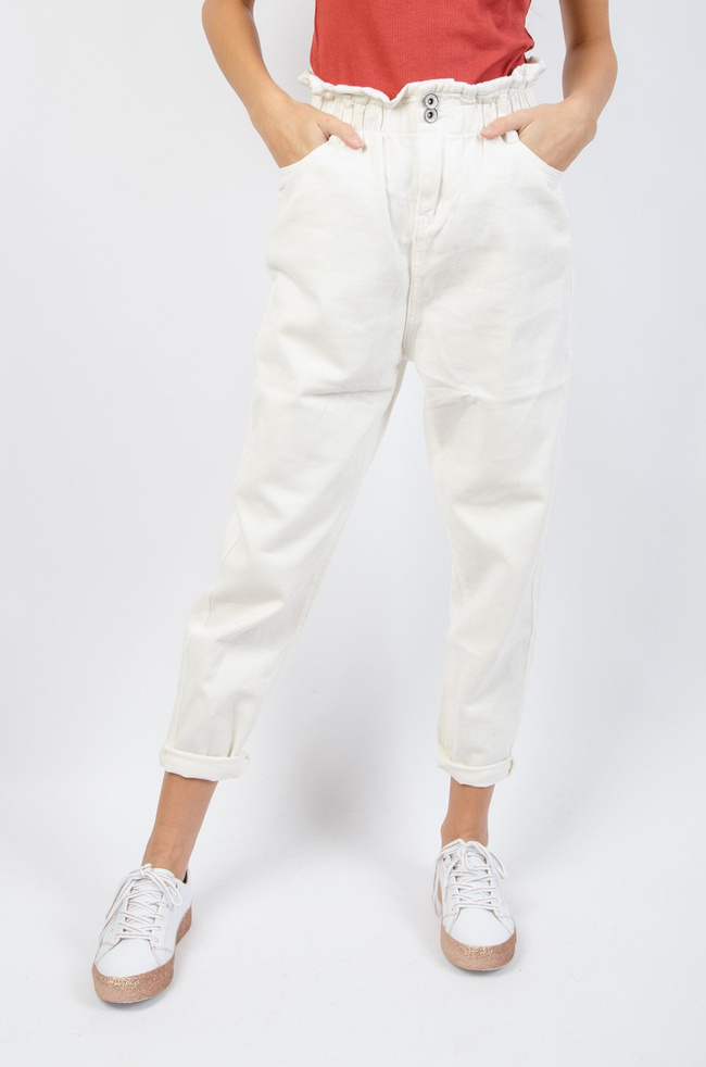 BIAŁE SPODNIE MOM JEANS Z GUMĄ W PASIE-WYSOKI STAN