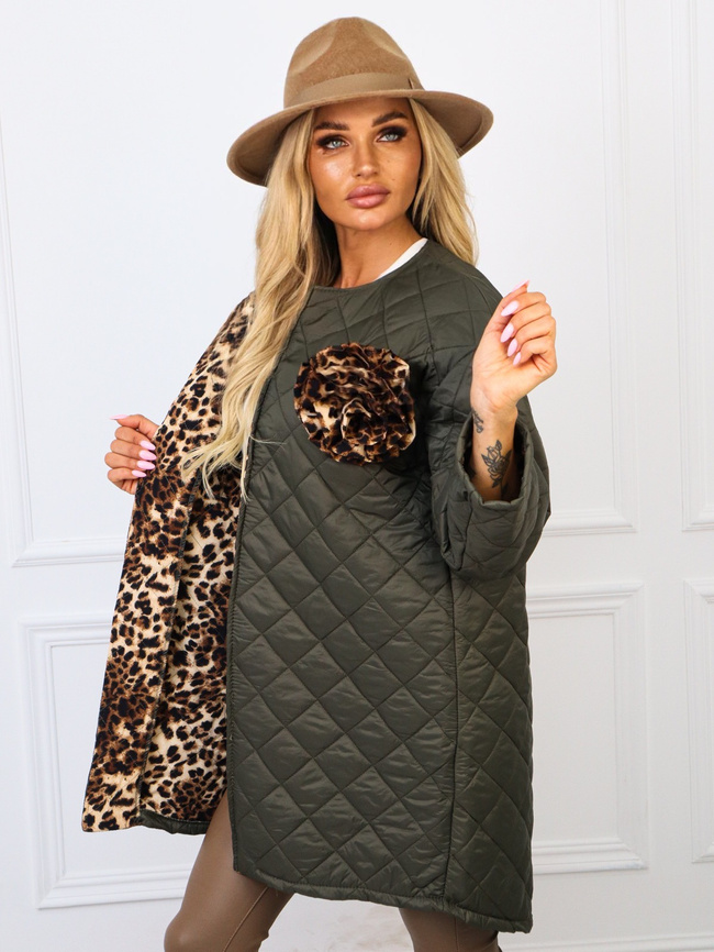 DŁUGA PIKOWANA NARZUTA Z KWIATEM Z OZDOBNĄ PANTERKĄ WEWNĄTRZ- ZIELONA