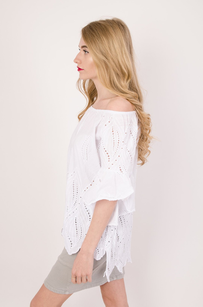Biała bluzka z ażurowymi wstawkami i rozszerzanymi rękawami