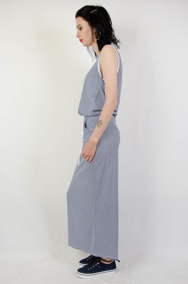 Długa sukienka w cienkie biało-granatowe paski, wiązana w pasie