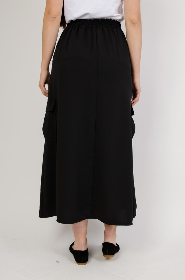 Długa czarna spódnica z kieszeniami oraz łańcuszkiem