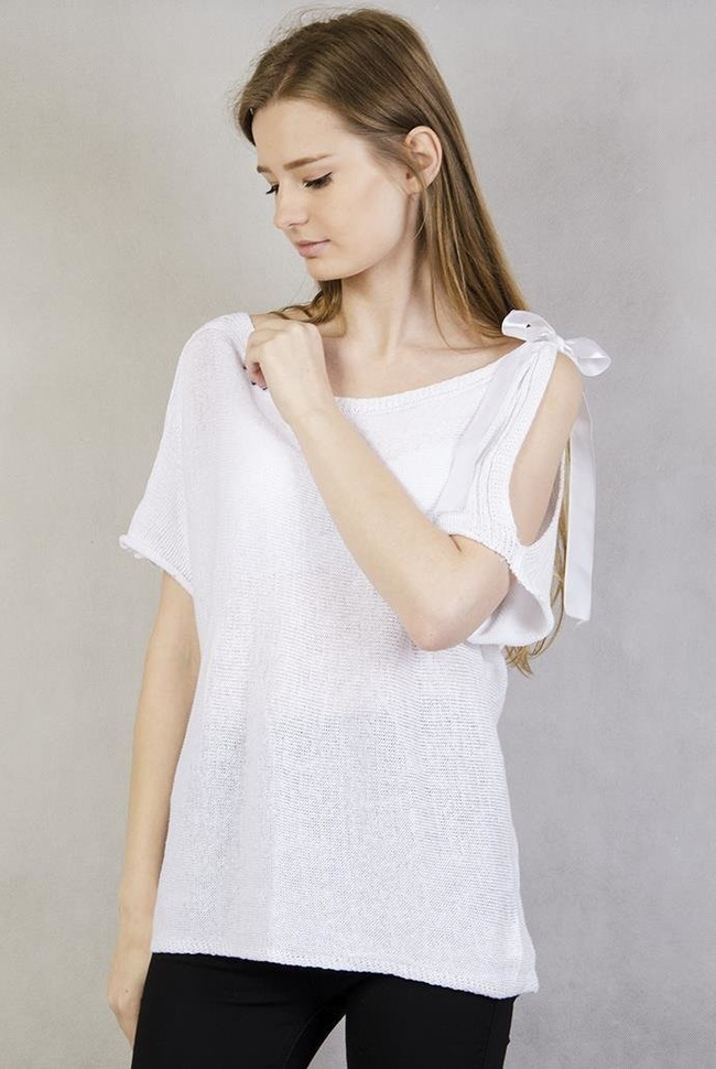 Krótki biały sweter ze wstążką i wycięciem