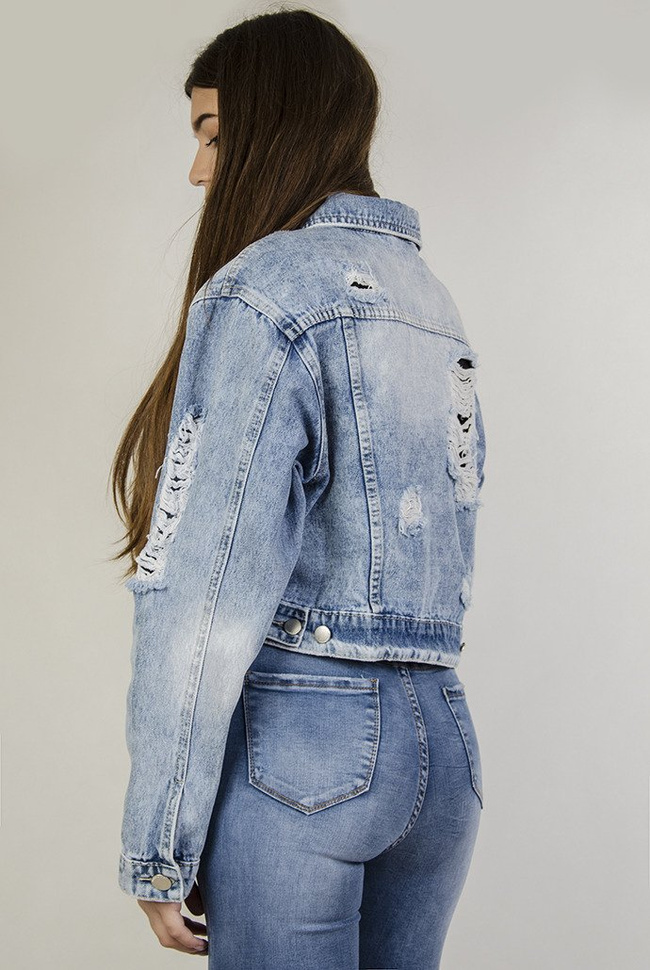 Kurtka jeansowa krótka z przetarciami oraz szarpaniami