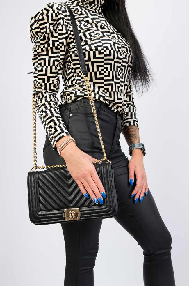 Czarna pikowana torebka ze złotym łańcuszkiem