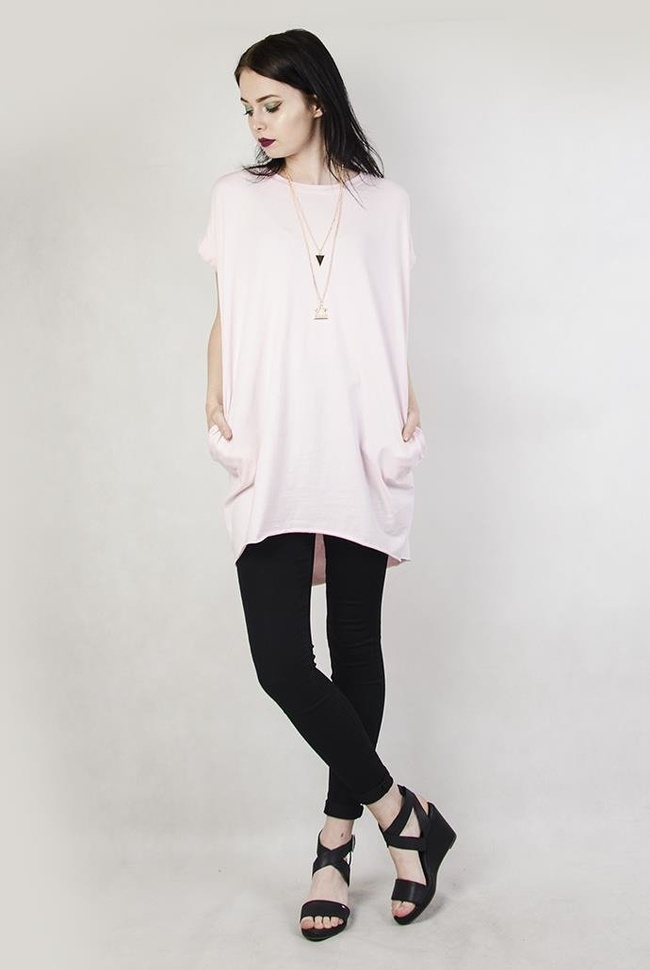 Jasnoróżowa tunika z kieszonkami i wisiorkiem