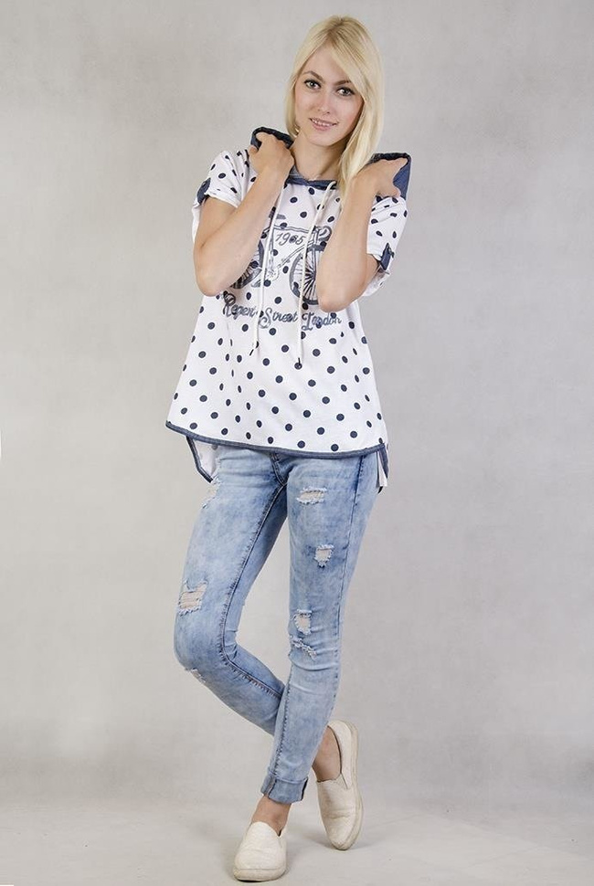 Biała bluzka w granatowe kropki z nadrukiem i kapturem