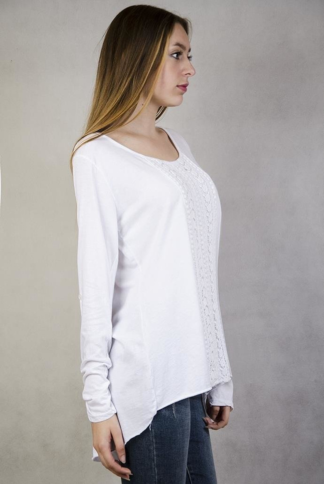 Biała bluzka z ażurowymi zdobieniami i podwijanymi rękawami