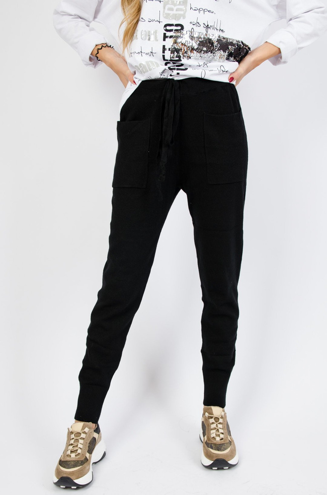 Czarne spodnie z prążkowanej dzianiny