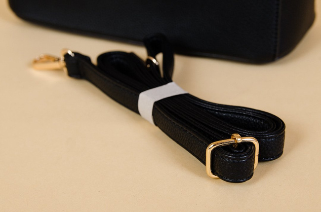 Mała czarna torebka typu kuferek 