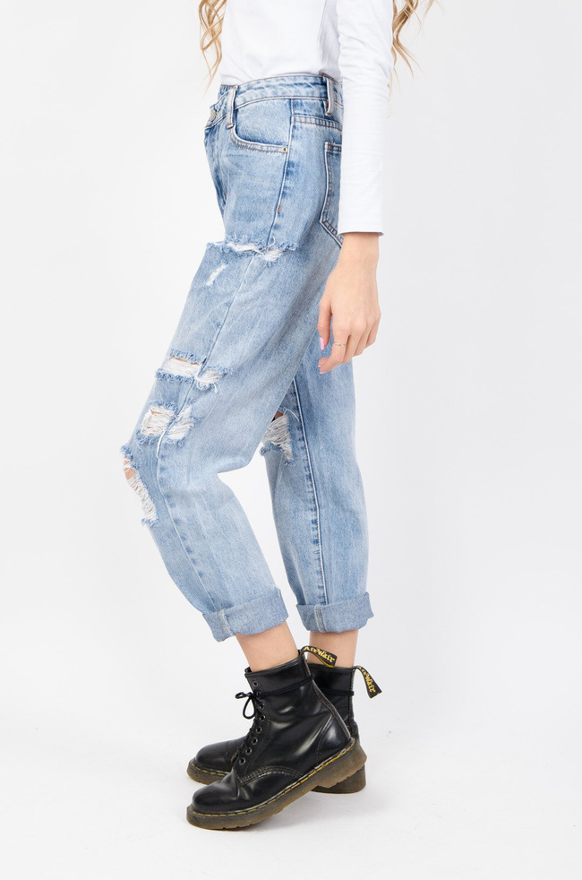 Jeansowe mom fit z dziurami oraz ukośnym zapięciem