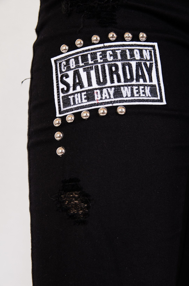 Czarne spodnie jeansowe z naszywkami i dziurami