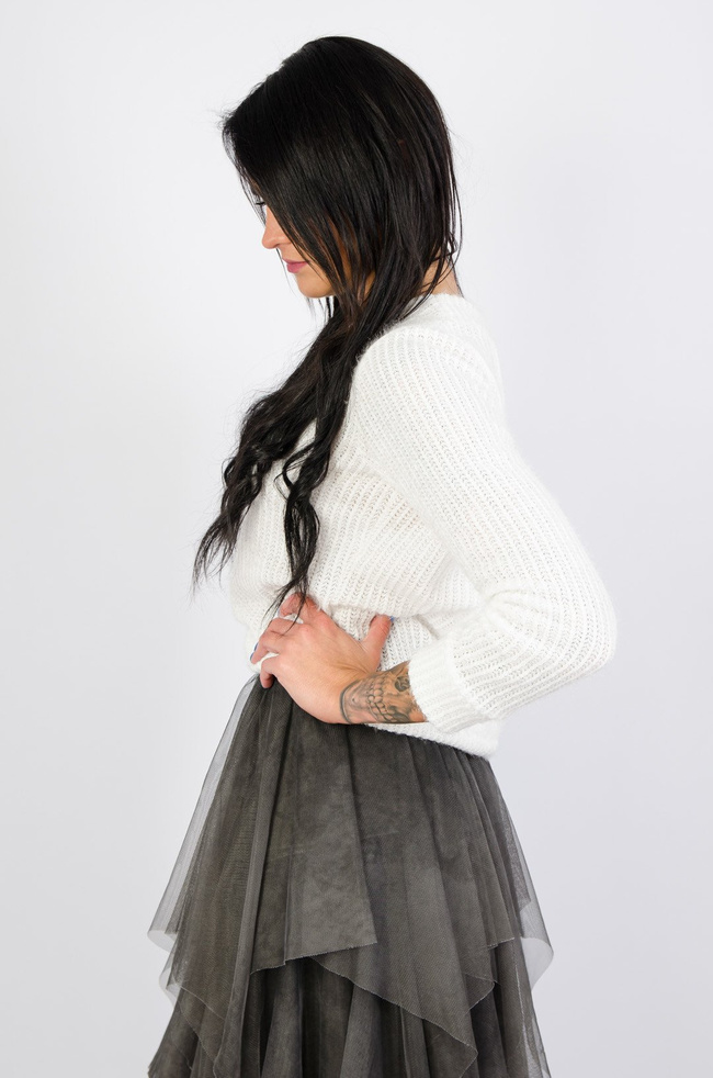 Biały sweter z koronkowym wycięciem na plecach