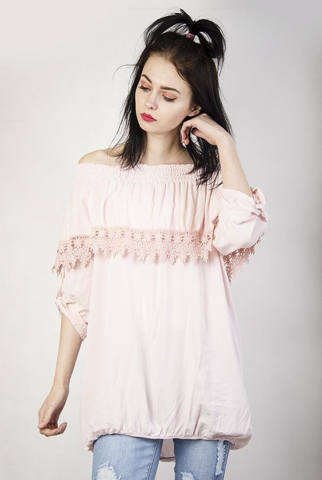 Jasnoróżowa przedłużana bluzka z falbaną przy dekolcie