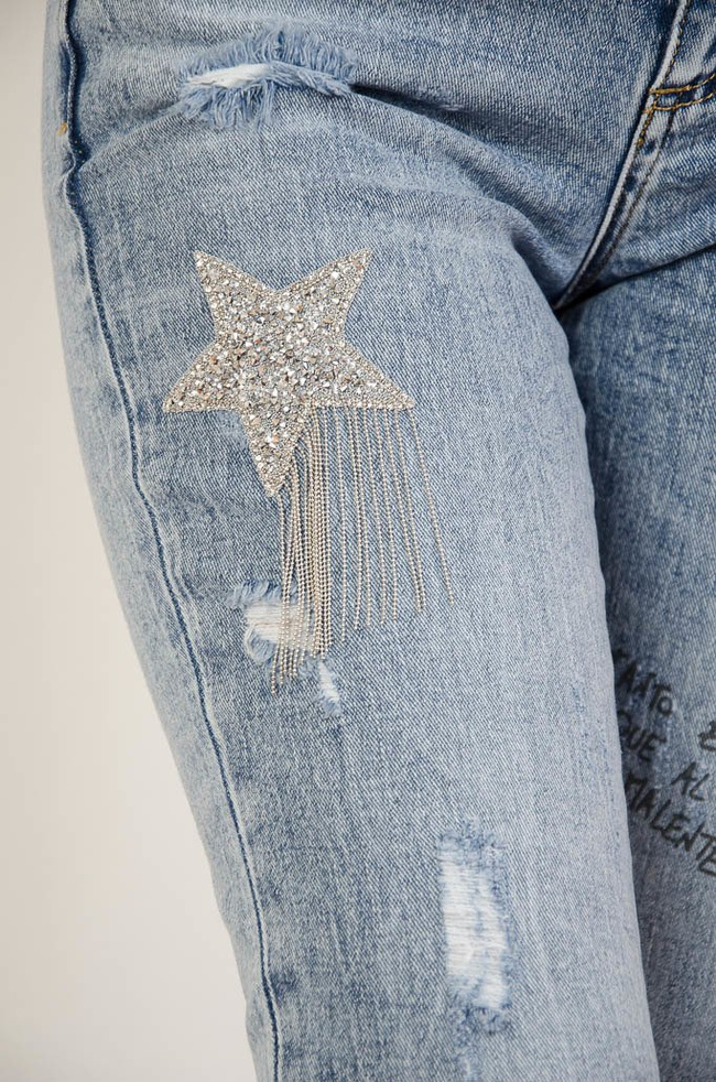 Spodnie jeansowe typu BOYFRIEND z napisami