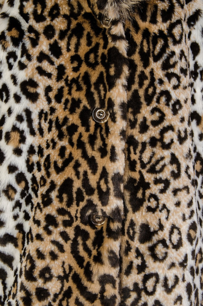 Sztuczne futro panterka z kołnierzem