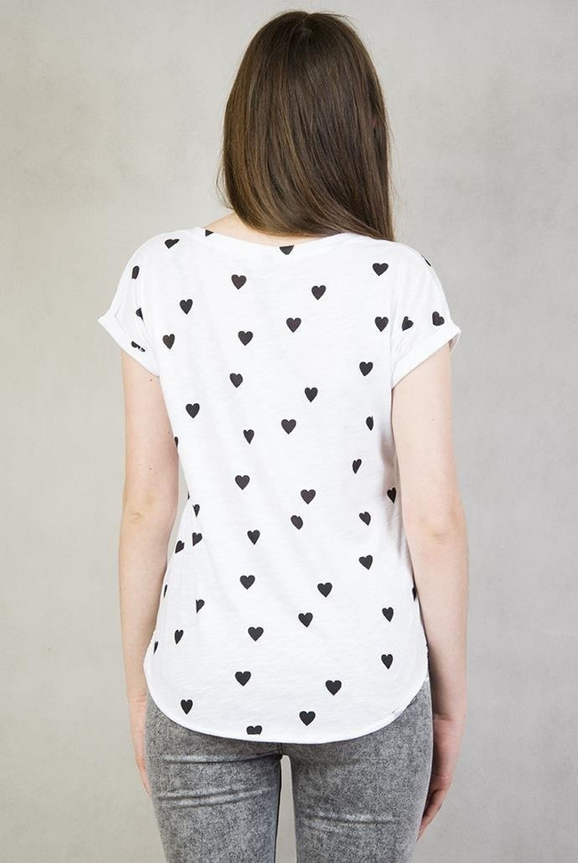 Biała bluzka w czarne serduszka z napisem "Dreamer deserve your dream"