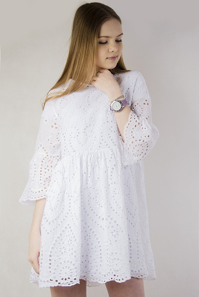 Biała ażurowa sukienka z rozszerzanymi rękawami