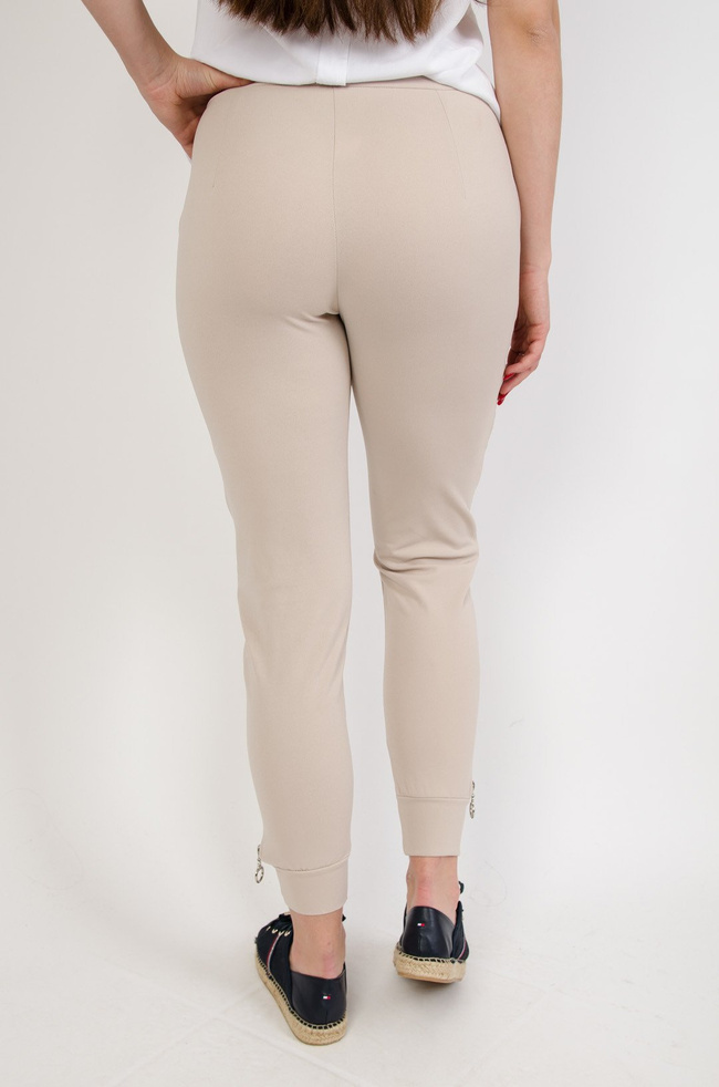 Beżowe spodnie materiałowe z zamkiem na nogawce