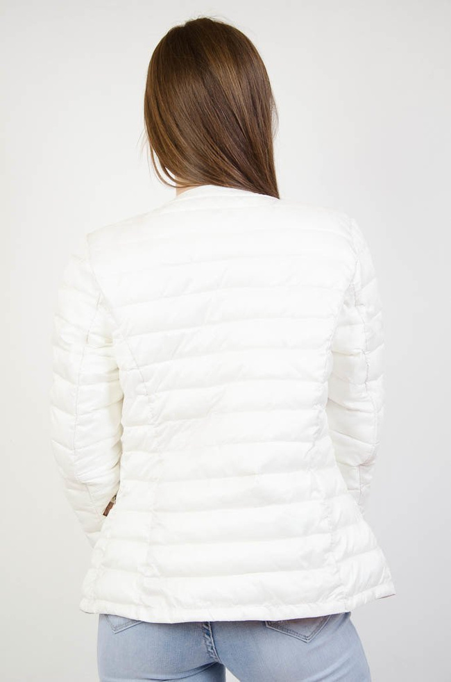 Biała kurtka pikowana z zamkami przy kieszeniach