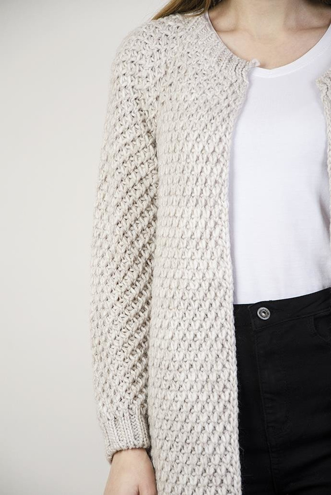 Beżowy sweter typu kardigan z dzianiny