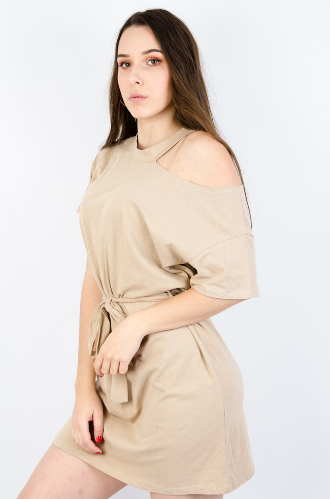 BEŻOWA BAWEŁNIANA SUKIENKA W WYCIĘCIEM NA RAMIENIU