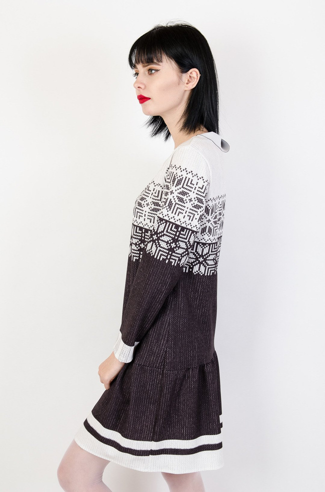 Biało czarna sukienka z motywem świątecznym