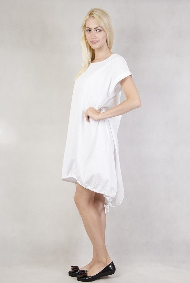 Biała sukienka ściągana na dole