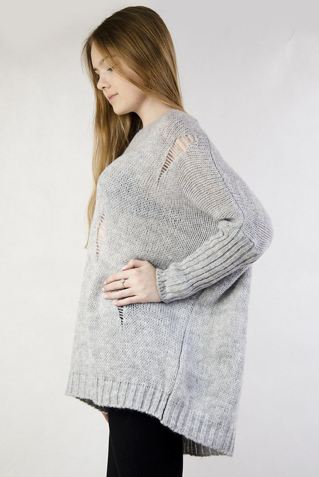 Szary sweter oversize z dziurami oraz dekoltem w serek