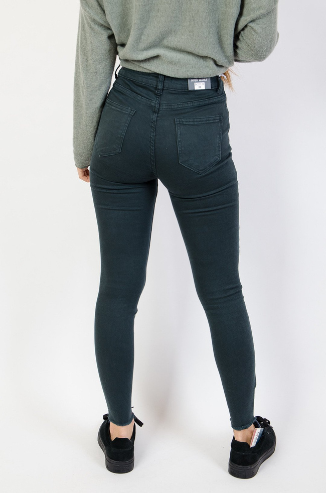 Zielone spodnie z szarpaniem na nogawce