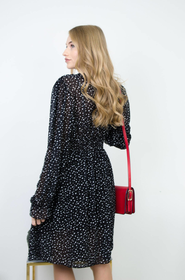 CZARNA SZYFONOWA SUKIENKA W BIAŁE KROPKI-DEKOLT W SZPIC