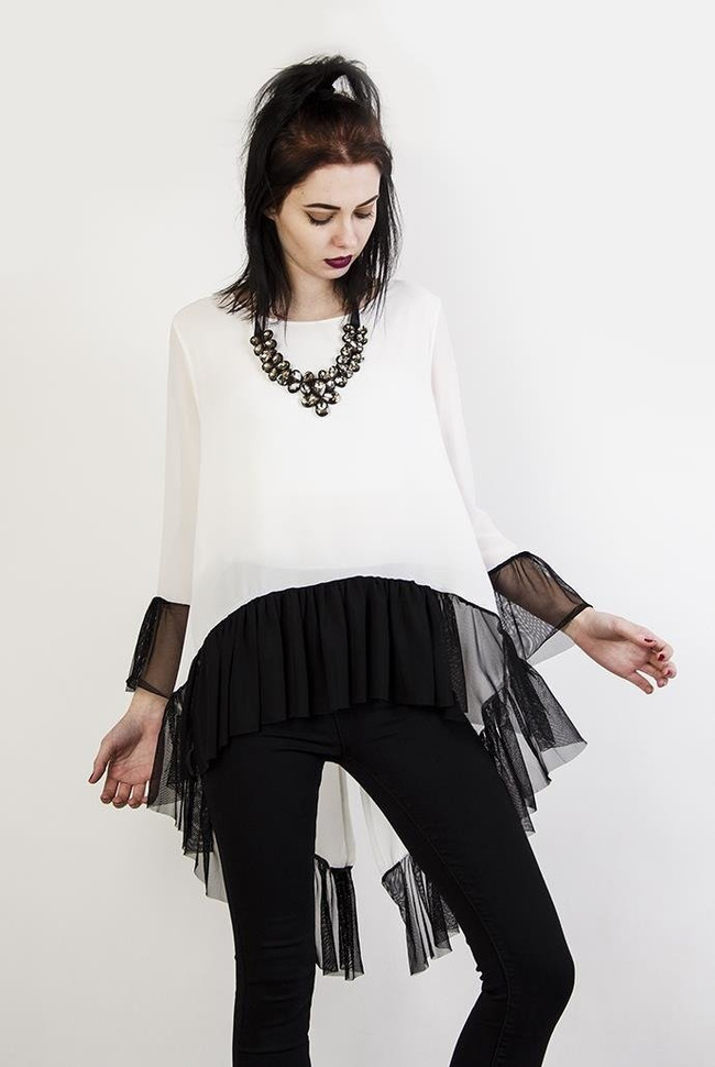 Biała tunika z czarnymi wstawkami, przedłużana