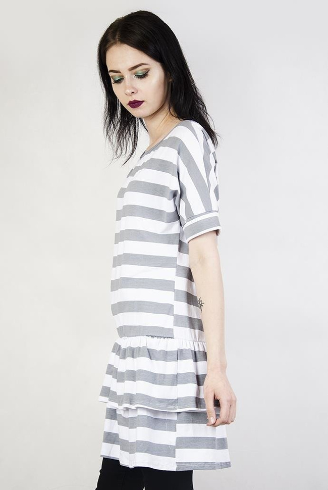 Szaro-biała tunika w paski, z falbaną na dole