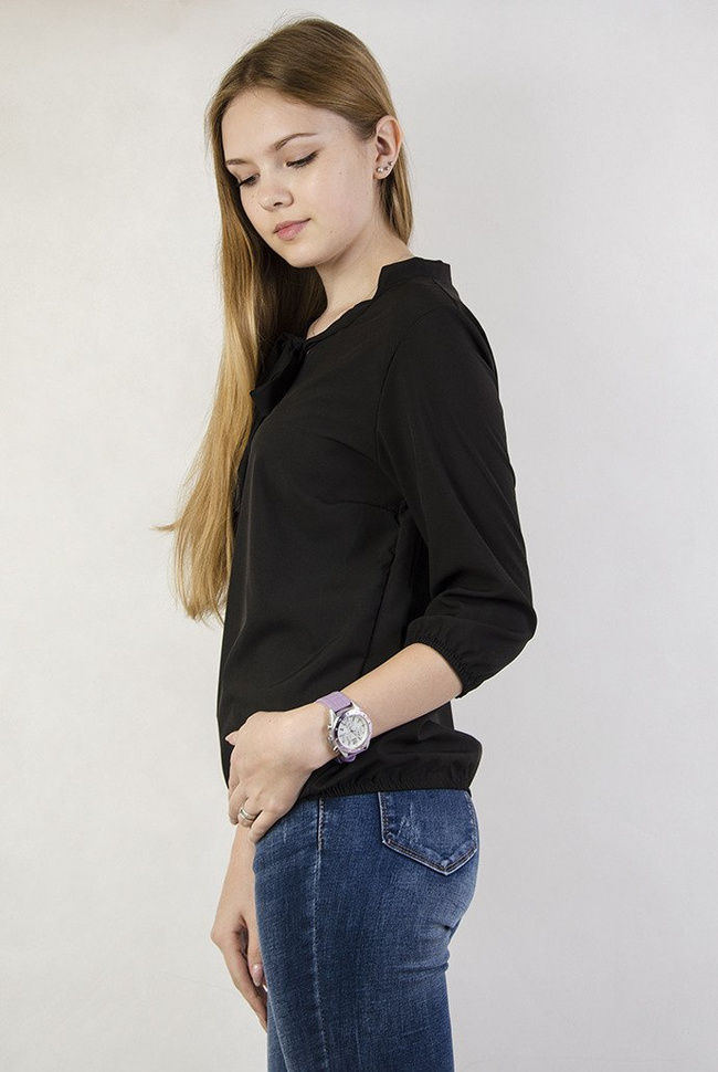 Czarna bluzka z wiązaniem przy dekolcie