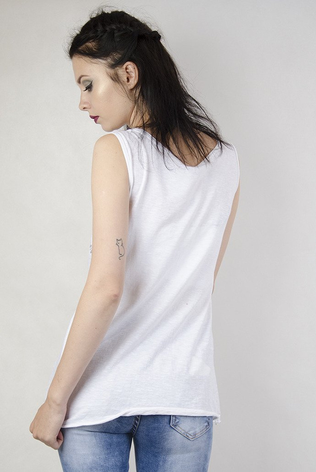 Biała bluzka pokryta brokatem, z wycięciami na przodzie