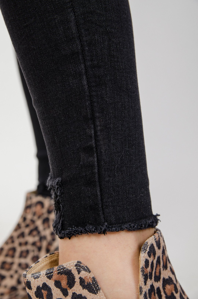 Ciemne spodnie jeansowe z przetarciami 